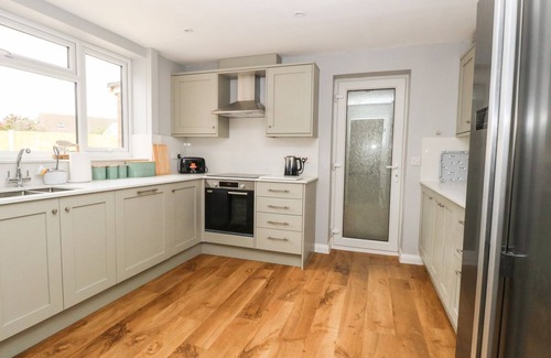 Winterton-on-Sea House | FALLOWFIELD, pet friendly, with hot tub in Winterton-On-Sea
