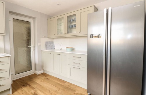 Winterton-on-Sea House | FALLOWFIELD, pet friendly, with hot tub in Winterton-On-Sea