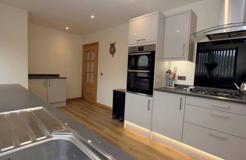 Suladale Cottage | FALLS COTTAGE, pet friendly, with hot tub in Uig