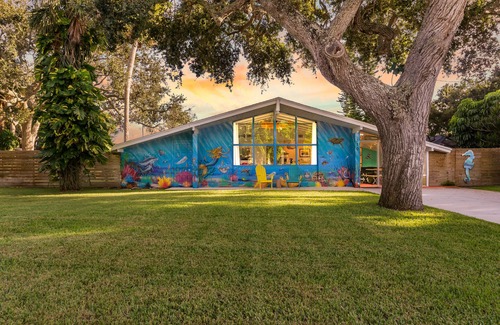 Cocoa Isles House | FallSale~LargePool~Walk2Beach~FirePit~MiniGolf~2Kings~BeachGear~TikiHut~Bikes~