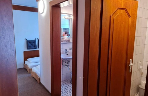 Unterburg am Klopeiner See Bed & Breakfast | Familienzimmer, Dusche, WC, Balkon - Pension Tulpe