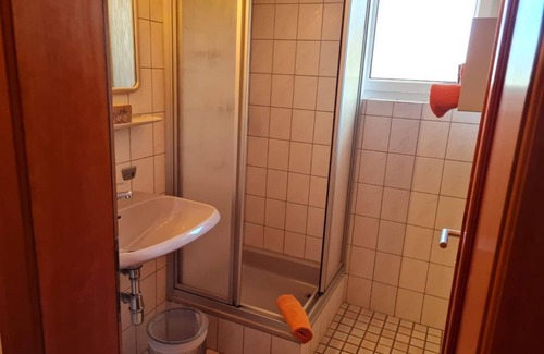 Unterburg am Klopeiner See Bed & Breakfast | Familienzimmer, Dusche, WC, Balkon - Pension Tulpe