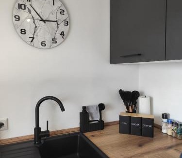 Damm Apartment | Familienfreundliche DGW in ruhiger Lage für 4 Personen - Waschtrockner, Arbeitsplatz, Balkon und Gartennutzung