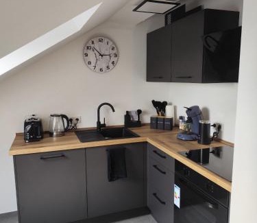 Damm Apartment | Familienfreundliche DGW in ruhiger Lage für 4 Personen - Waschtrockner, Arbeitsplatz, Balkon und Gartennutzung