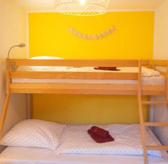 Watterbach Apartment | Familienfreundliche Ferienwohnung "Feuer" im Ferienhaus am Waldbach