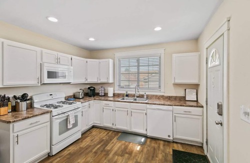 Libertyville House | Families Come Stay DT Libertyville near Naval Base
