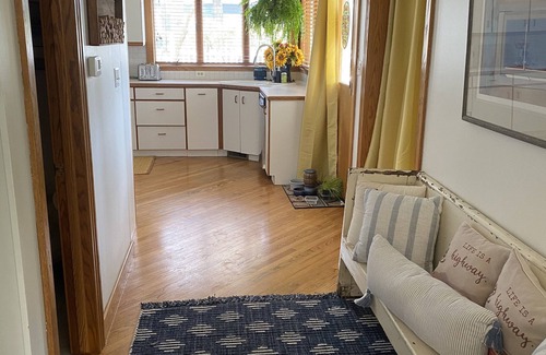 Stevensville House | Families! King Beds! Views! Pets! Karaoke! Brides! Tosi's! Etre Farms!