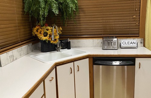 Stevensville House | Families! King Beds! Views! Pets! Karaoke! Brides! Tosi's! Etre Farms!