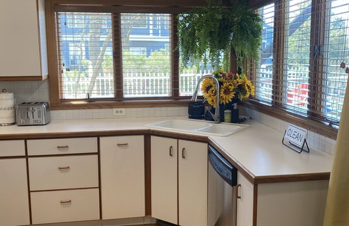 Stevensville House | Families! King Beds! Views! Pets! Karaoke! Brides! Tosi's! Etre Farms!