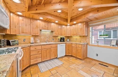 Peter Pan Cabin | Families love! Close to Slopes, Lake, Trails & All