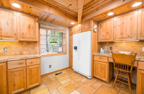 Peter Pan Cabin | Families love! Close to Slopes, Lake, Trails & All