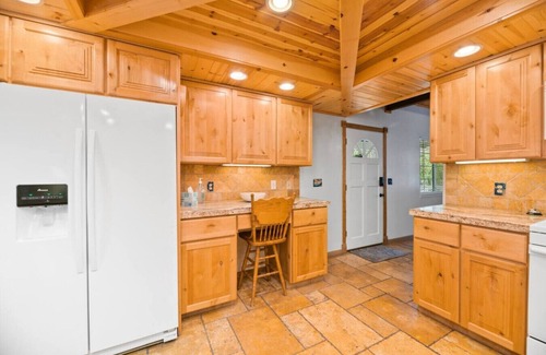 Peter Pan Cabin | Families love! Close to Slopes, Lake, Trails & All