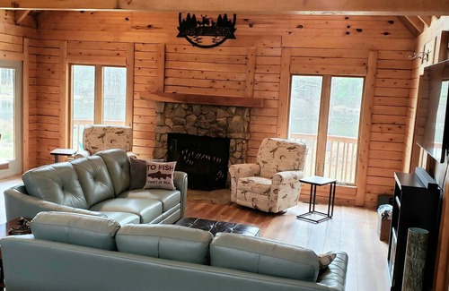 Bunnlevel Cabin | Families reconnect at Private Lakefront Log Cabin w/Hot Tub, Kayaks, Fishing!