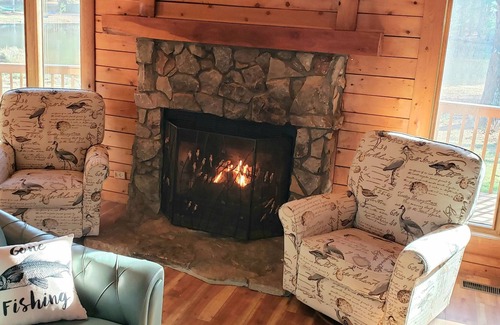 Bunnlevel Cabin | Families reconnect at Private Lakefront Log Cabin w/Hot Tub, Kayaks, Fishing!