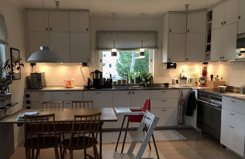 Stureby Villa | Familjevilla med Uppvärmd Pool, 15 min Från Stockholms Centrum