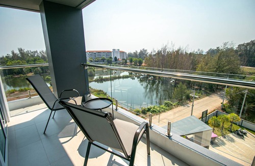 Kram Condo | Family 3 bdrm Sunset view, Balcony, Near the beach, Wi-Fi, Pools, Gym & Kitchen