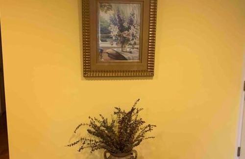 Elizabeth Apartment | Family 3-bedroom home (2nd floor near EWR/Outlet)