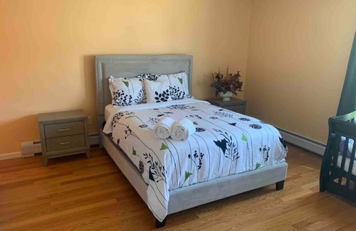 Elizabeth Apartment | Family 3-bedroom home (2nd floor near EWR/Outlet)
