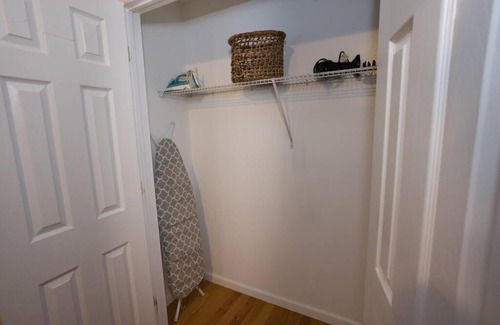 Elizabeth Apartment | Family 3-bedroom home (2nd floor near EWR/Outlet)