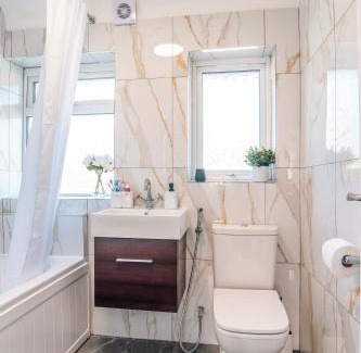 Brent House | Family 4-Bed Wembley Stadium Home - Parking & Long Stays