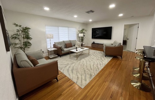 Ludlam House | Family 4BR home near Dadeland Mall in a quiet and safe neighborhood.