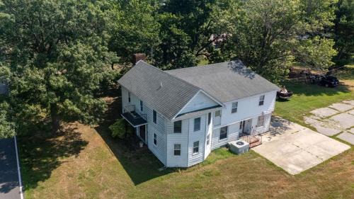 Delmar House | Family 5BR Home – Pets OK Big Yard Grill