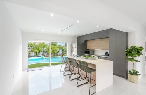 Miami Gardens House | Family 5BR Miami: Resort Pool, Sports & BBQ Oasis