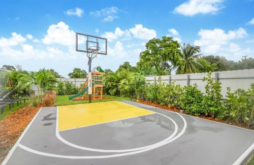 Miami Gardens House | Family 5BR Miami Resort Pool, Sports & BBQ Oasis L04