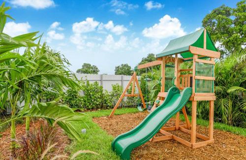 Miami Gardens House | Family 5BR Miami Resort Pool, Sports & BBQ Oasis L04