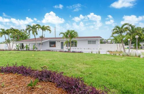 Miami Gardens House | Family 5BR Miami Resort Pool, Sports & BBQ Oasis L04