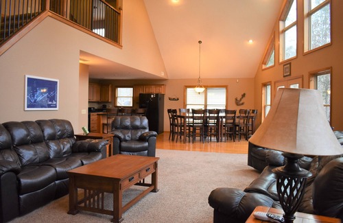 Lakeside Estates House | Family Affair, room 4 30, 15 Beds, 2 FULL Kitchens! Huge dock w 2 boat slips