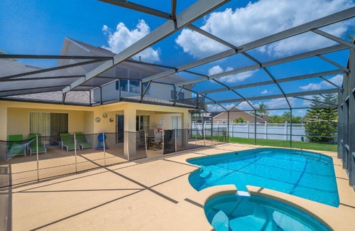 Crescent Lakes House | - Family Affair Villa -