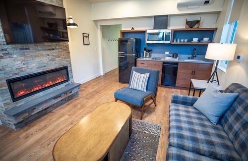 Mammoth Lakes Hotel | Family Alpine Room with Pool Access Near Mammoth Mountain & Scenic Trails