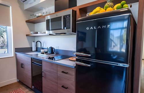 Mammoth Lakes Hotel | Family Alpine Room with Pool Access Near Mammoth Mountain & Scenic Trails