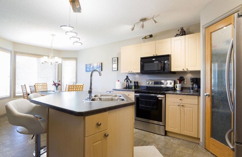 Southwest Edmonton House | Family and Business friendly AC home, 20 minutes to the airport and WE Mall