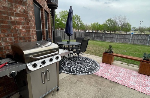 Southeast Arlington House | Family and friend’s sweet retreat in quite neighborhood