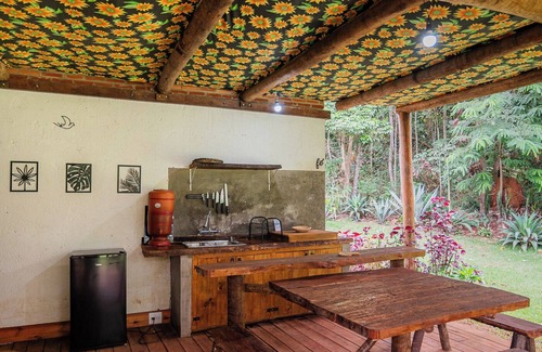 Piedade do Paraopeba Ski Chalet | Family and pet friendly chalet in Brumadinho 30 minutes from BH. Kitchen integrated with nature.