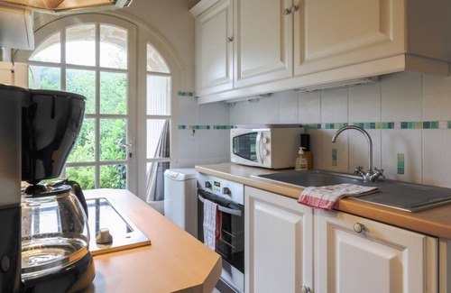 Continvoir Cottage | Family and pet friendly cottage with lake view, garden and access to castle pool