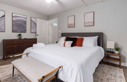 North Kansas City House | Family and Pet Friendly w/ Fire Pit + Backyard