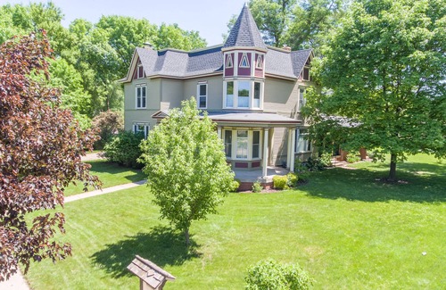 Eau Claire House | Family and Pet Friendly Demmler House