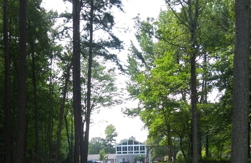 Henderson House | Family and Pet Friendly Lakefront retreat for a Maximum of 6 adults and 4 kids