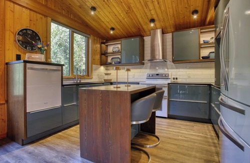 Ymir Ski Chalet | Family and pet friendly Ski and bike retreat