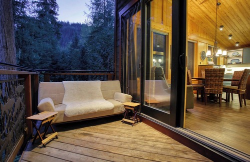 Ymir Ski Chalet | Family and pet friendly Ski and bike retreat