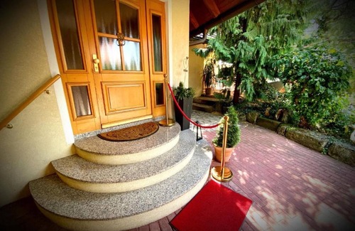 Oberasbach Apartment | Family Apartment 'Sarah' with Shared Terrace, Shared Garden and Wi-Fi