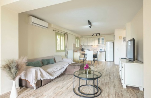 Spata-Artemida Apartment | FAMILY APARTMENT WITH PRIVATE SWIMING POOL IN VRAVRONA