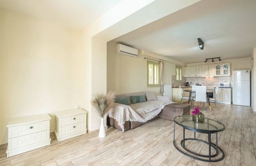 Spata-Artemida Apartment | FAMILY APARTMENT WITH PRIVATE SWIMING POOL IN VRAVRONA