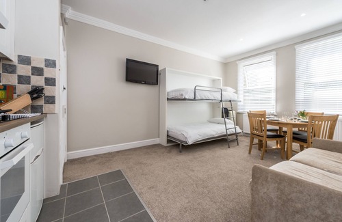Brondesbury Park Apartment | Family apt,sleeps up to 6 people,parking on street,12 minutes by tube to Centre!