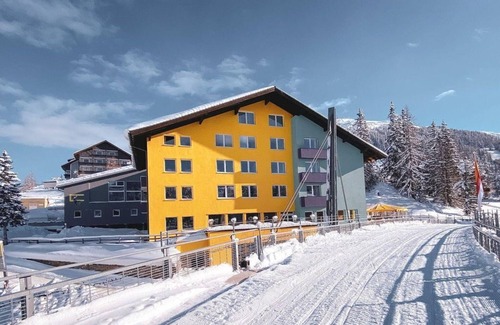 Katschberg House | Family room, shower, WC, 1 bedroom - Basekamp Mountain Budget Hotel