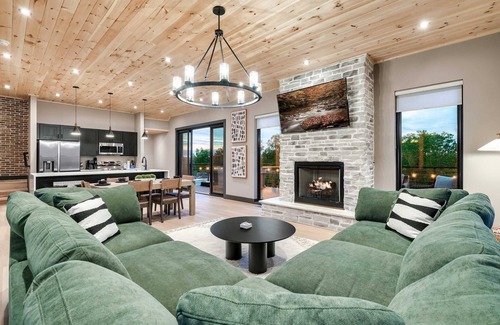 Sevierville House | Family Autumn Luxury Stay | Rooftop Deck + Hot Tub