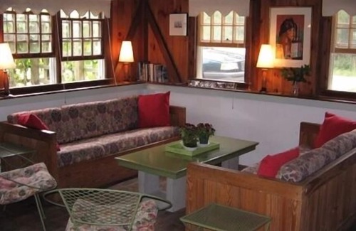 Indian Neck Heights Cottage | Family Beach House Close to Bay Beaches, Ponds